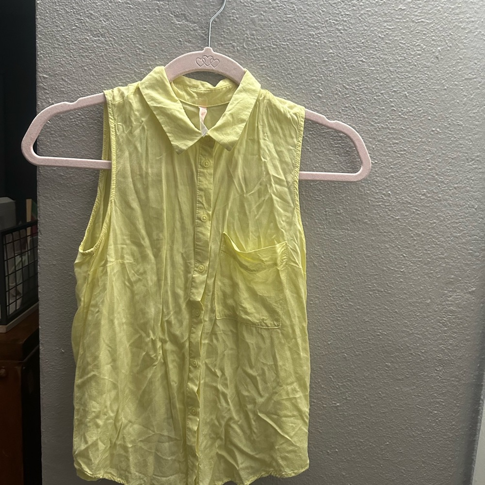 Sleeveless Collared Button-Front Camisole - Light Yellow XS